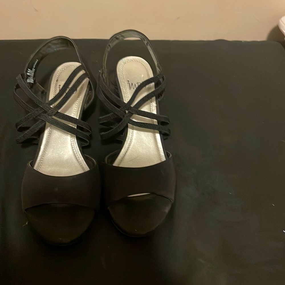 Beautiful black heels!!